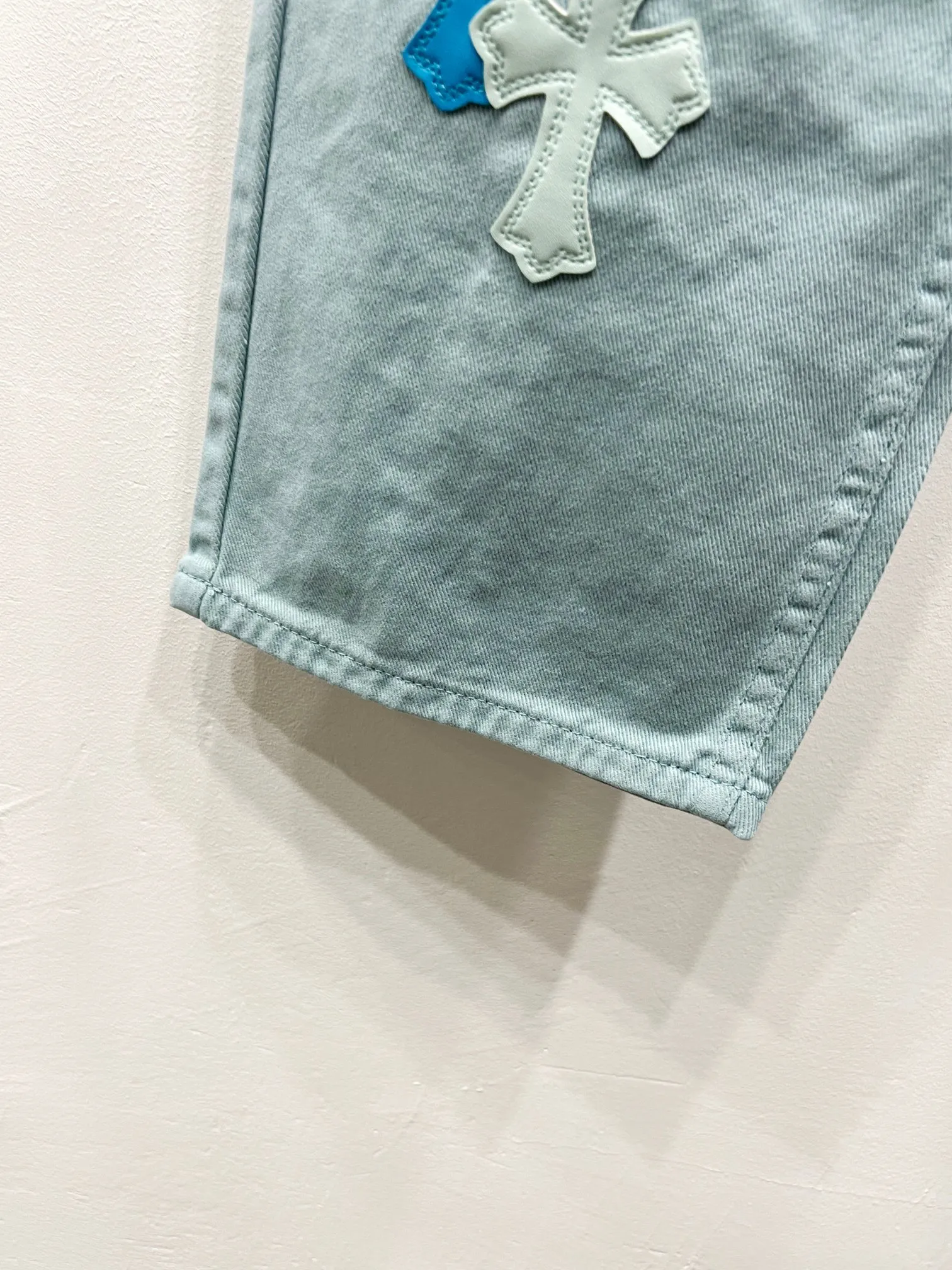 P280 Style number: (c035) Chrome hearts CH co-branded Drak ice blue Miami jeans exude uninhibited personality and unique charm. Every wear and tear is carefully designed to present a unique artistic feel. Made of imported denim fabric, which has undergone heavy industrial washing and destruction treatment, the trousers show a super cool effect on the upper body, allowing you to dominate the fashion stage.  This is more than just a pair of jeans, it is an expression of attitude. With its unique design concept and ultimate pursuit of details, Croxin breaks traditional boundaries and defines the jeans trend in the new era. The trousers are made of double-layer woven fabric with customized hardware. Italian-made special cowhide is printed and cut. Custom-made sheepskin three-layer thick-line leather. The whole body is spliced ​​in heavy water washing. Craftsmen hand-splash ink. You can see the details. Three-dimensional cutting version. Loose and comfortable, not flattering. Makes taller and slimmer. Factory quality. Original quality control. Same style for men and women. Can be matched with couples. Versatile recommendation. Must-have jeans for all seasons. Color: ice blue. Size: 28-30-32-34.